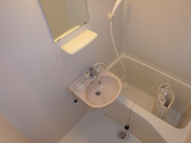 洗面台の付いた浴室