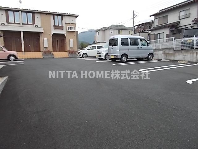 ルミエール正明寺Ⅱの駐車場|敷地内に駐車場も完備◇