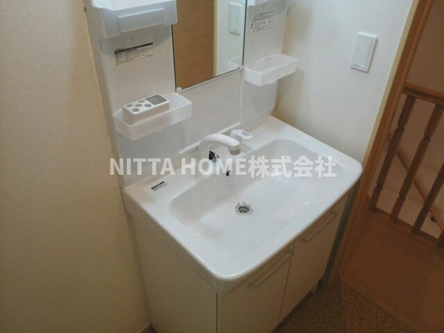 ルミエール正明寺Ⅱの洗面所|清潔感のあるシャワー付き洗面台＊