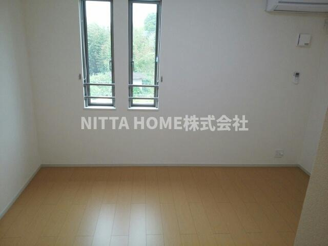 ルミエール正明寺Ⅱの内装|独立している６帖の洋室です◇