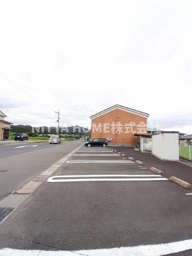 フローレンスの駐車場|敷地内に駐車場も完備♪