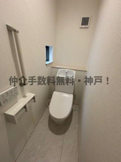 【トイレ】 | 神戸市垂水区桃山台3丁目　新築戸建2号棟　仲介手数料無料！ | ゆったりとした空間のトイレです