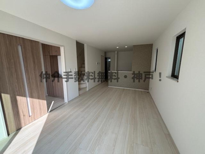 【居間・リビング】 | 神戸市垂水区桃山台3丁目　新築戸建2号棟　仲介手数料無料！ | こちらのリビングで趣味の時間をお楽しみください