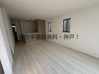 【居間・リビング】 | 神戸市垂水区桃山台3丁目　新築戸建2号棟　仲介手数料無料！ | ゆったり過ごせる居間です