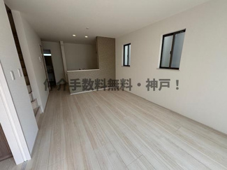 【居間・リビング】 | 神戸市垂水区桃山台3丁目　新築戸建2号棟　仲介手数料無料！ | ゆったり過ごせるリビングです