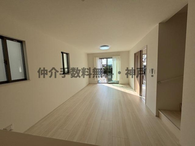 【居間・リビング】 | 神戸市垂水区桃山台3丁目　新築戸建2号棟　仲介手数料無料！ | ゆったり過ごせるリビングです