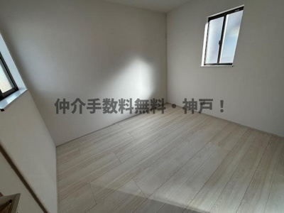 【洋室】 | 神戸市垂水区桃山台3丁目　新築戸建2号棟　仲介手数料無料！ | 落ち着いた色調の洋室です