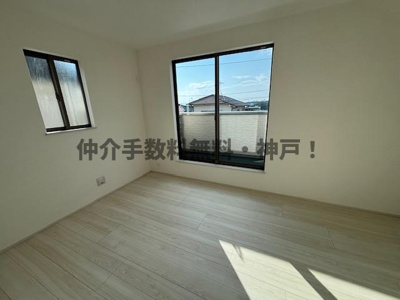 【洋室】 | 神戸市垂水区桃山台3丁目　新築戸建2号棟　仲介手数料無料！ | 落ち着いた色調の洋室です