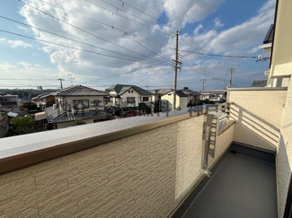 【バルコニー】 | 神戸市垂水区桃山台3丁目　新築戸建2号棟　仲介手数料無料！ | バルコニーからの眺めを楽しみながら食事をしませんか