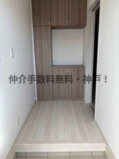 【玄関】 | 神戸市垂水区桃山台3丁目　新築戸建2号棟　仲介手数料無料！ | 明るい玄関です