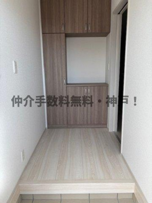 【玄関】 | 神戸市垂水区桃山台3丁目　新築戸建2号棟　仲介手数料無料！ | 明るい玄関です