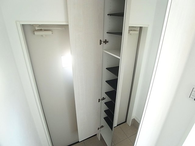 KARIN上沢フロントの玄関|玄関には鏡付きのシューズBOXを完備