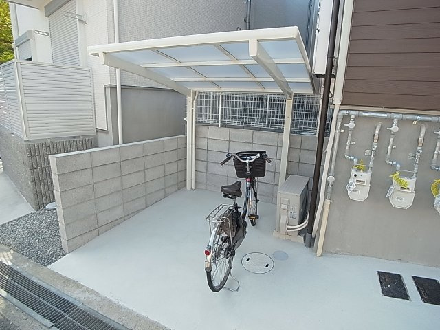 KARIN上沢フロントのその他共用部分|屋根付きの駐輪スペース完備