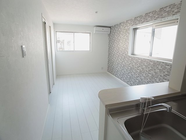 KARIN上沢フロントの居間・リビング|お洒落なデザインのリビング、窓が多く明るさ風通しも良好