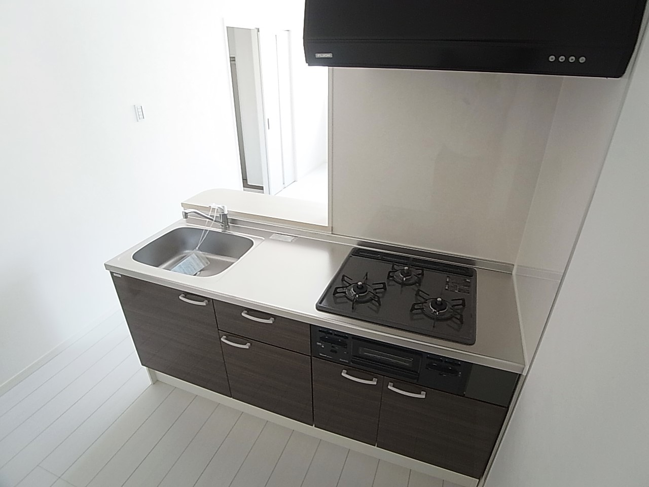 KARIN上沢フロントのキッチン|カウンターシステムキッチン、3口ガスコンロ付き