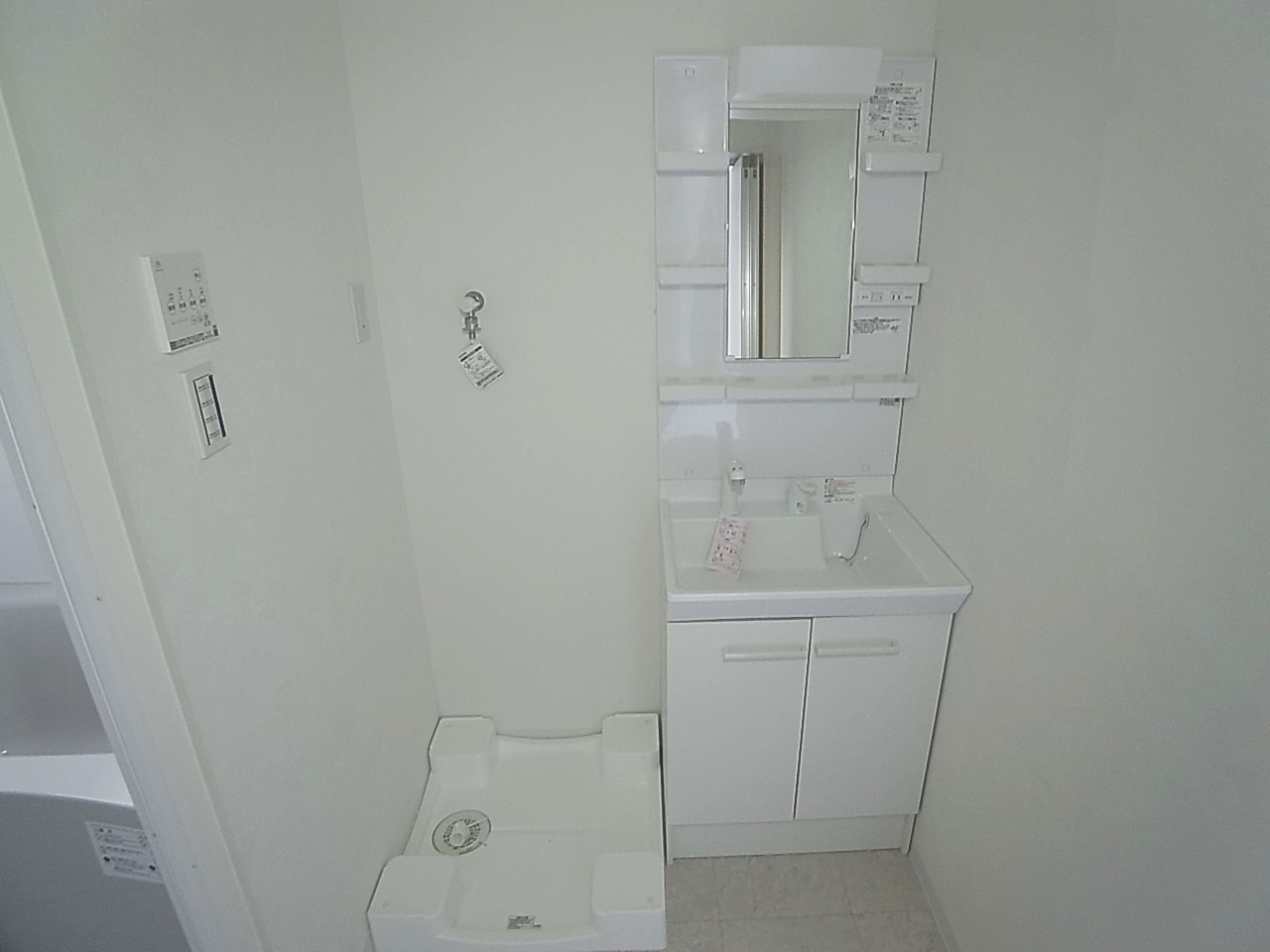 KARIN上沢フロントの洗面所|シャワー付きの独立洗面台、脱衣所も広々