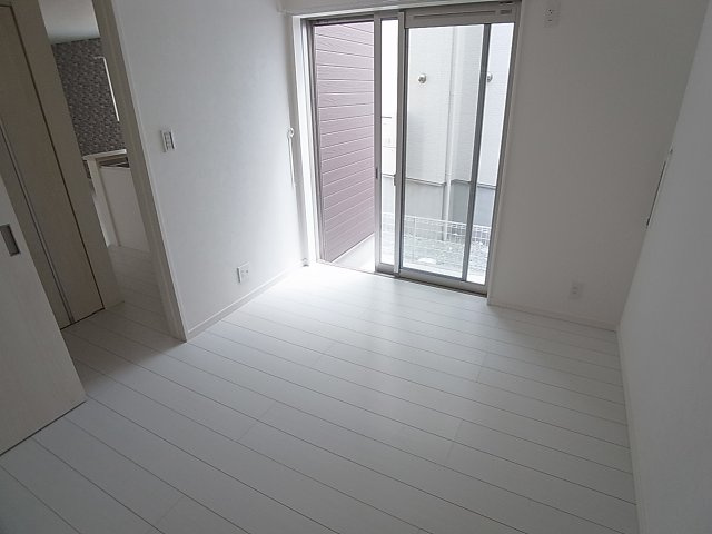 KARIN上沢フロントの内装|綺麗な洋室、白基調でより広く感じます