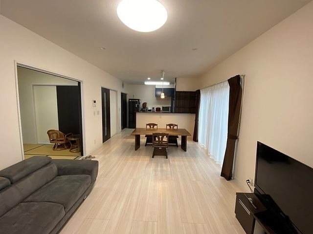 高知市介良　中古一戸建ての居間・リビング|リビングと自然につながる開放的なキッチン。家族とのコミュニケーションも生まれやすい設計です