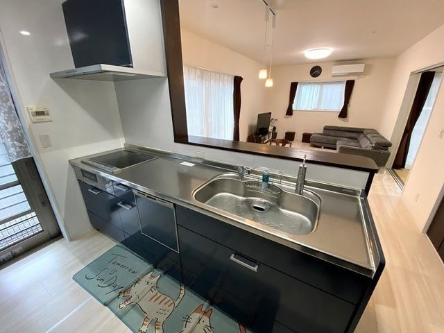 高知市介良　中古一戸建てのキッチン|熱や汚れに強いステンレス天板を採用。お手入れしやすく、長く美しさを保てるキッチンです♪