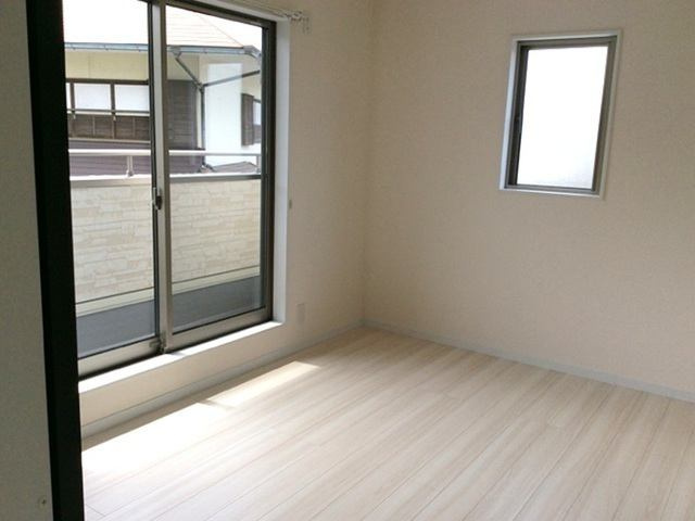 高知市介良　中古一戸建ての洋室|明るい洋室です※新築当時写真