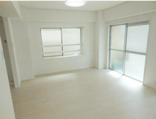 八雲フラット　フルリノベーション　南向き　両面バルコニー　三面採光の居間・リビング