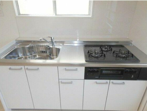 八雲フラット　フルリノベーション　南向き　両面バルコニー　三面採光のキッチン