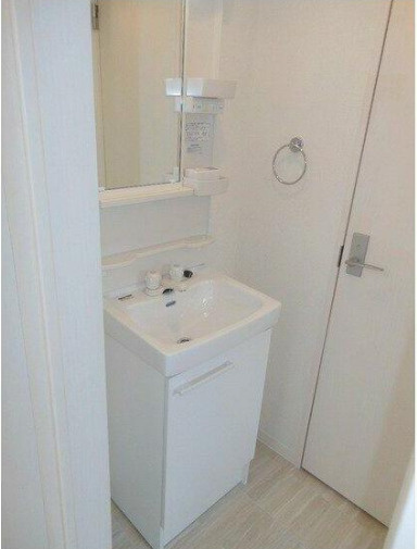 八雲フラット　フルリノベーション　南向き　両面バルコニー　三面採光の洗面所