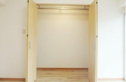 八雲フラット　フルリノベーション　南向き　両面バルコニー　三面採光の収納