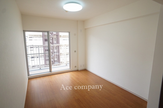 【内装】 | 弥刀ハウス | 【南・西側の洋室】バルコニーに面したお部屋です☆