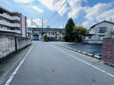 【前面道路含む現地写真】 | 【芝塚第3期　現地外観】
※令和7年11月時点