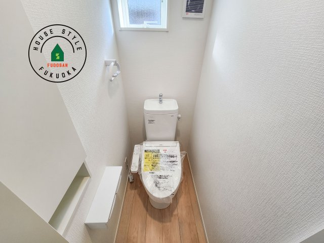 福岡市西区今宿東3丁目第10-6棟(4号棟)の内観：施工例|トイレ・ウォシュレット付。快適で衛生的な洗浄機能付温水シャワートイレです。収納や手すりもついてます。