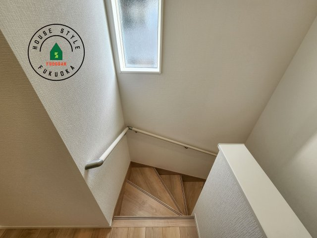 福岡市西区今宿東3丁目第10-6棟(4号棟)の内観：施工例|＜手すり付階段＞手すりがないと階段の昇り降りで危険なことはもちろん、壁に手をつきながら歩くことで壁紙が汚れやすくなります。すべての方に快適に昇り降りしていただくため、手すりを設置しました。