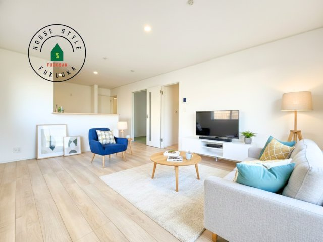 福岡市西区今宿東3丁目第10-6棟(4号棟)の内観：施工例|明るく開放的なリビングダイニングは豊かな陽光が注ぎ込み、やすらぎの空間を演出してくれます。ご家族で楽しいひとときをお過ごし下さい。※家具はCGを合成したものです。