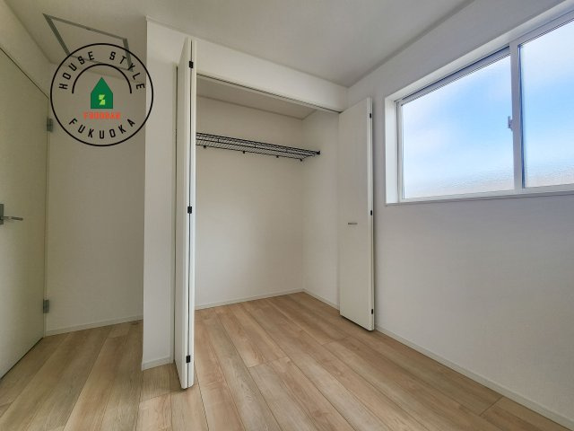 福岡市西区今宿東3丁目第10-6棟(4号棟)の内観：施工例|壁面クローゼットのメリットは、衣類が横一列に並ぶためひと目で洋服が選びやすいこと。衣類をたくさんお持ちの方も、限られたスペース内に無理なく収納することができます。