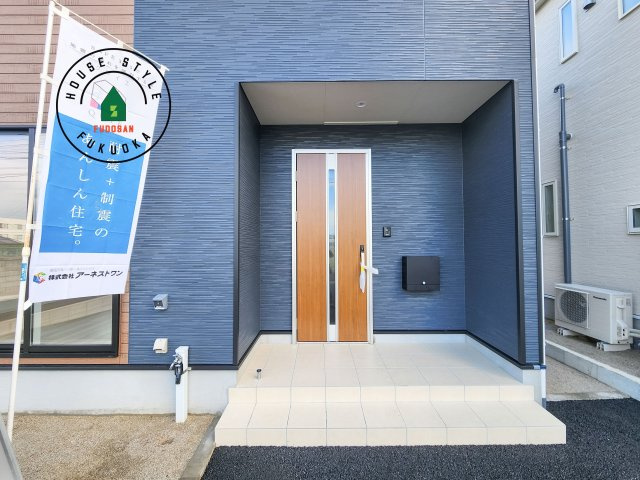 福岡市西区今宿東3丁目第10-6棟(4号棟)の外観：施工例|地盤調査済 / 玄関へ向かうまでのアプローチに漂う上質が期待感をもたせます。玄関は建物の顔。落着きを醸し出した自己主張が心に訴えてきます。