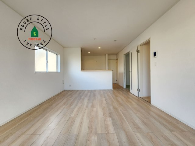 福岡市西区今宿東3丁目第10-6棟(4号棟)の内観：施工例|キッチンからリビングをしっかり確認できます。家族の笑顔があふれる空間になりそうですね。