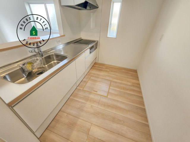 福岡市西区今宿東3丁目第10-6棟(4号棟)の内観：施工例|カウンターキッチンなら、リビングで遊ぶ子供の様子を見ながら料理ができるので安心です。料理を運んでもらったり、子供にお手伝いしてもらいやすいのもいいですね。