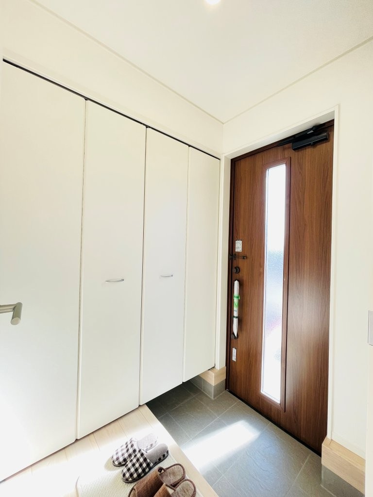 豊田市野見山町第5　新築分譲住宅　全2棟　1号棟の玄関|大容量のシューズボックス付きで玄関が靴で散らかりません。