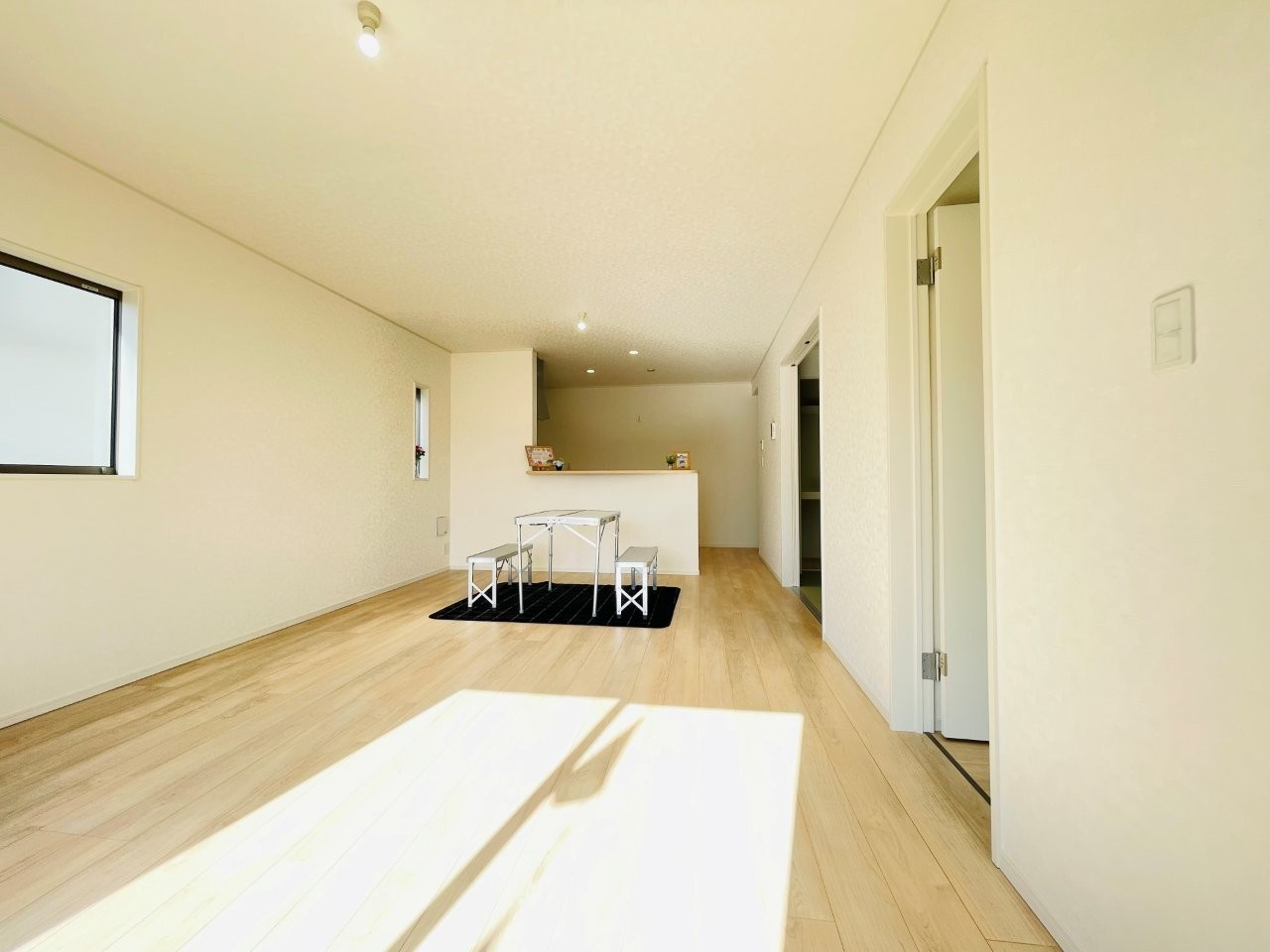 豊田市野見山町第5　新築分譲住宅　全2棟　1号棟の居間・リビング|どこにいても家族の顔が見える、明るく開放的なLDK。