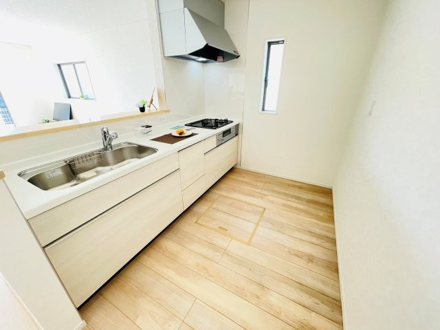 豊田市野見山町第5　新築分譲住宅　全2棟　1号棟のキッチン|広いシステムキッチンでお子様と一緒にお料理もできます。