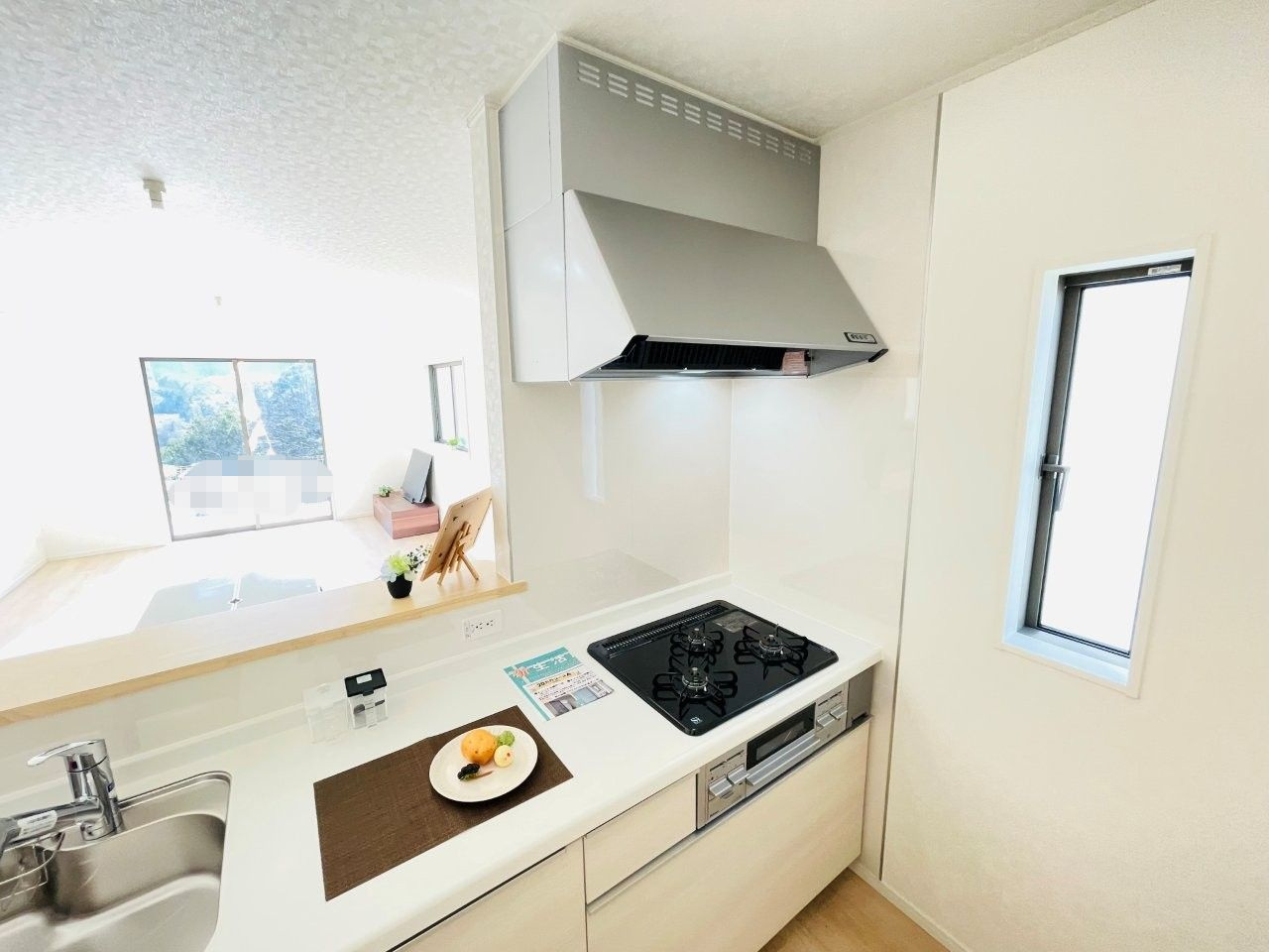 豊田市野見山町第5　新築分譲住宅　全2棟　1号棟のキッチン|便利な3口コンロ。