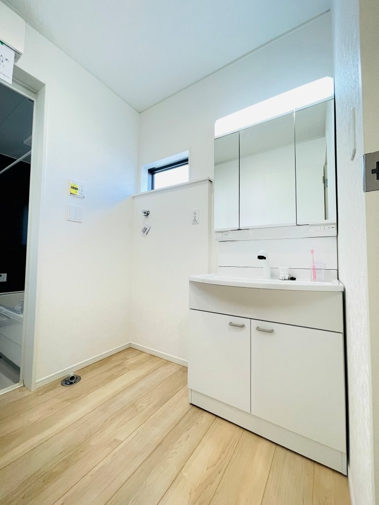 豊田市野見山町第5　新築分譲住宅　全2棟　1号棟の独立洗面台|三面鏡仕様の洗面台！鏡の裏は収納になっています♪