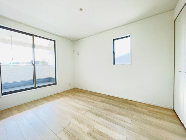 豊田市野見山町第5　新築分譲住宅　全2棟　1号棟の洋室|大きな窓からたっぷりと陽光が注がれる明るい空間です。