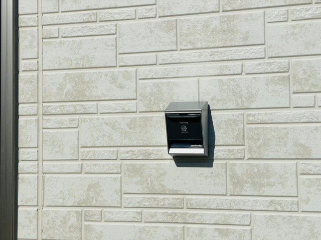 豊田市野見山町第5　新築分譲住宅　全2棟　1号棟の発電・温水設備|洗車時や防犯カメラの設置、電気自動車の充電にも使える屋外電源付き。