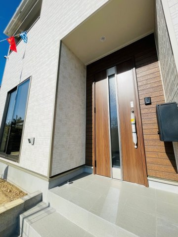 豊田市野見山町第5　新築分譲住宅　全2棟　1号棟の玄関|玄関ポーチがあるので、雨の日でも濡れることがなくドアの開け閉めができます。