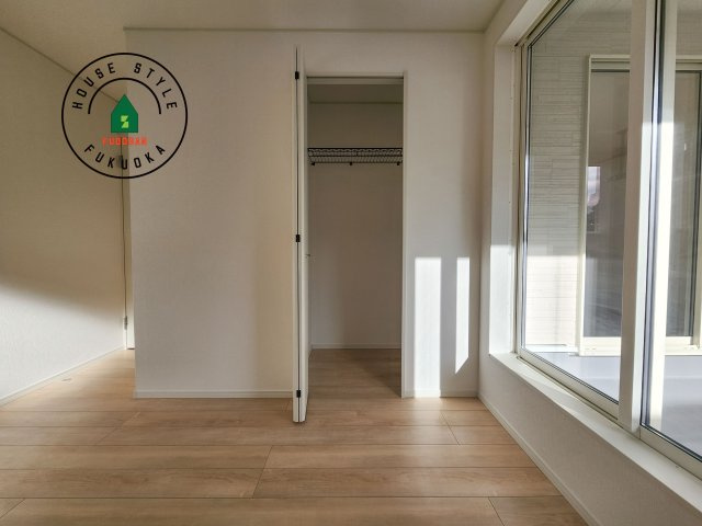 福岡市西区今宿東3丁目第10-6棟(5号棟)の収納|壁面クローゼットのメリットは、衣類が横一列に並ぶためひと目で洋服が選びやすいこと。衣類をたくさんお持ちの方も、限られたスペース内に無理なく収納することができます。