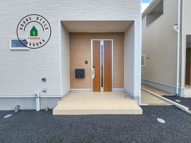 福岡市西区今宿東3丁目第10-6棟(5号棟)の玄関|地盤調査済 / 玄関へ向かうまでのアプローチに漂う上質が期待感をもたせます。玄関は建物の顔。落着きを醸し出した自己主張が心に訴えてきます。