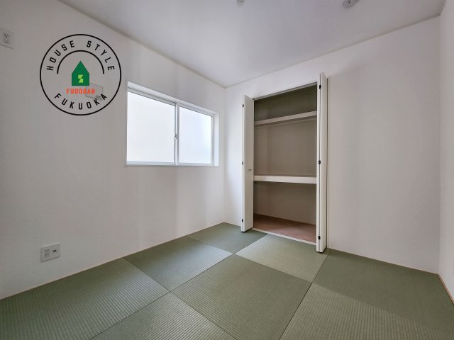 福岡市西区今宿東3丁目第10-6棟(5号棟)の和室|和室を上手に活用すると暮らし方の幅が広がります。例えば普段は開け放して、子供の小さいうちはお昼寝や遊びのスペースに。畳はソフトなので転んでもケガをしにくく安心です