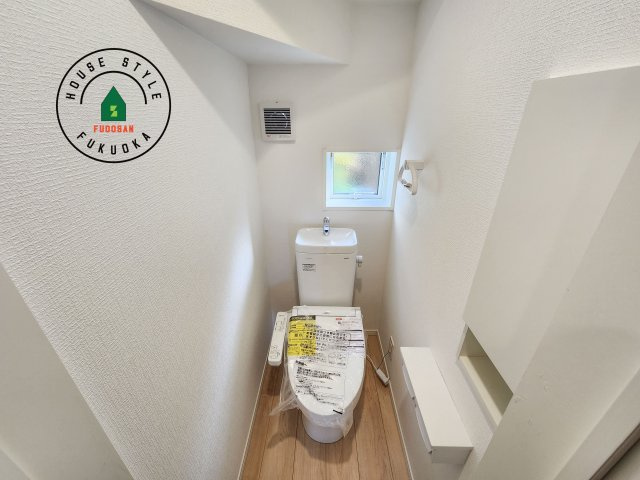 福岡市西区今宿東3丁目第10-6棟(6号棟)の内観：施工例|トイレ・ウォシュレット付。快適で衛生的な洗浄機能付温水シャワートイレです。収納や手すりもついてます。