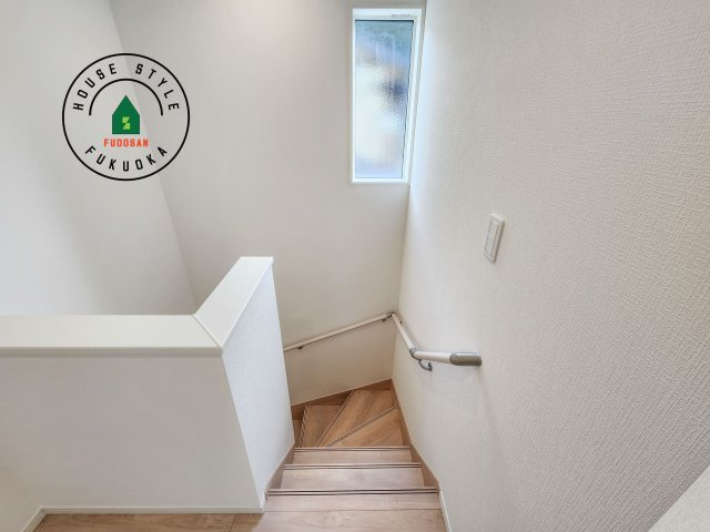 福岡市西区今宿東3丁目第10-6棟(6号棟)の内観：施工例|＜手すり付階段＞手すりがないと階段の昇り降りで危険なことはもちろん、壁に手をつきながら歩くことで壁紙が汚れやすくなります。すべての方に快適に昇り降りしていただくため、手すりを設置しました。